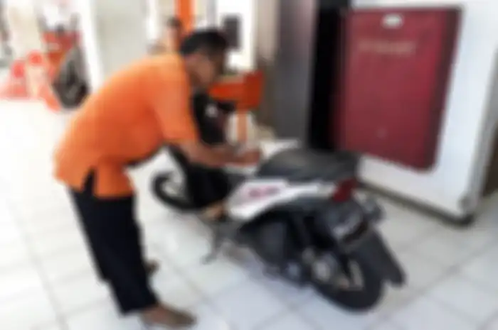 Petugas sedang mengurus motor kiriman