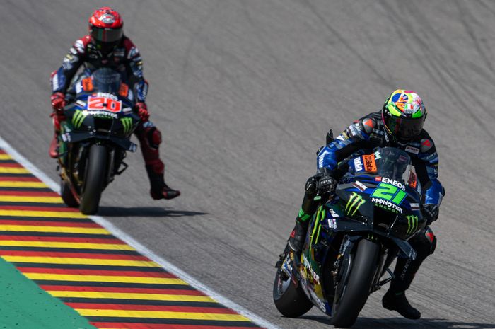 Pembalap Monster Energy Yamaha, Franco Morbidelli, melaju di depan rekan setimnya, Fabio Quartararo, saat balapan MotoGP Jerman di Sachsenring, Saxony, Jerman, 18 Juni 2023.