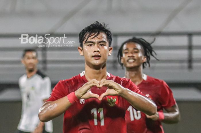 Pratama Arhan (kanan) melakukan selebrasi seusai mencetak gol untuk timnas Indonesia  di Stadion Kapten I Wayan Dipta, Gianyar, Bali, 27 Januari 2022.