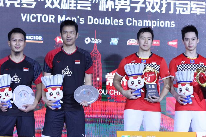 Dua pasangan ganda putra Indonesia, Mohammad Ahsan/Hendra Setiawan (kiri) dan Marcus Fernaldi Gideon/Kevin Sanjaya Sukamuljo, berpose bersama di podium kampiun China Open 2019.