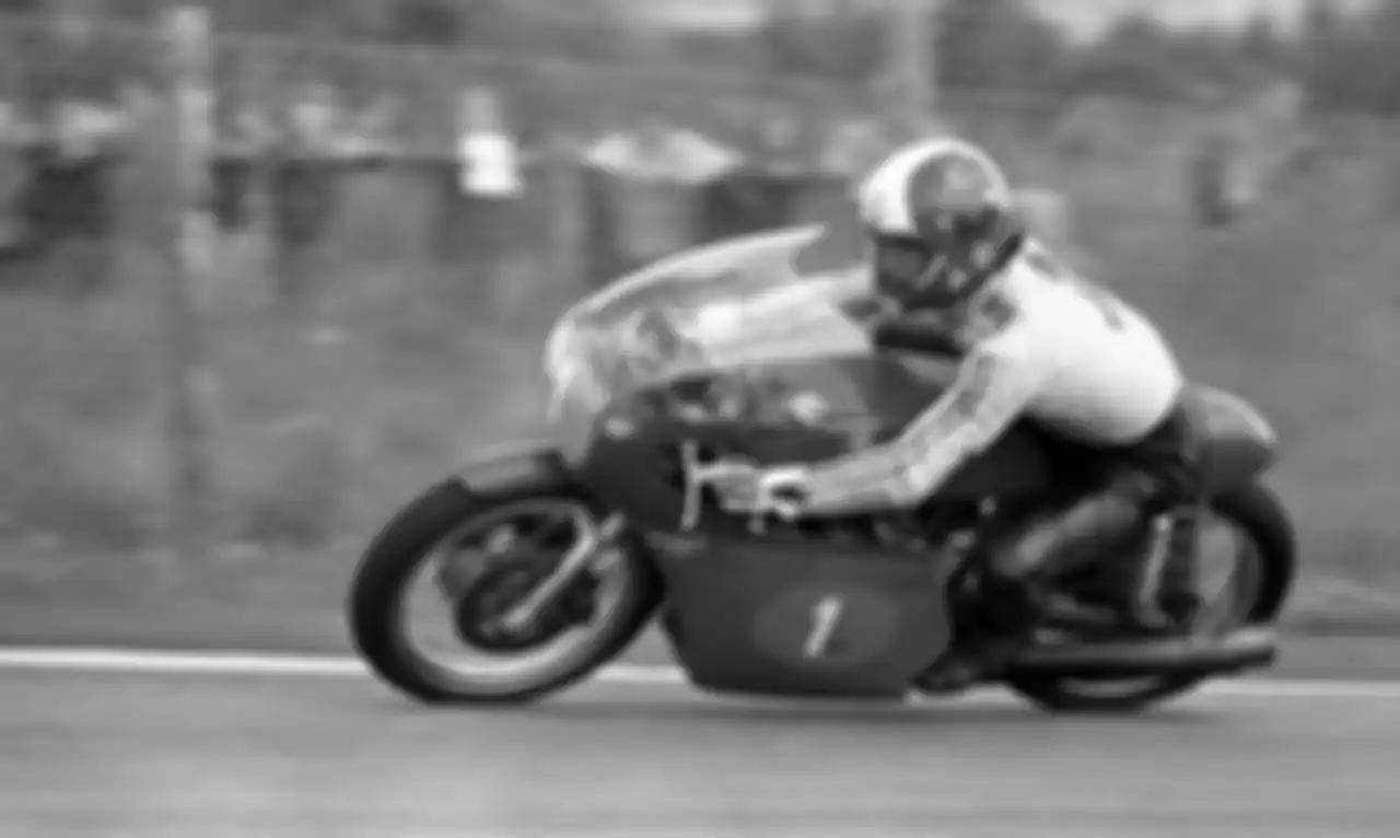 Giacomo Agostini bersama MV Agusta