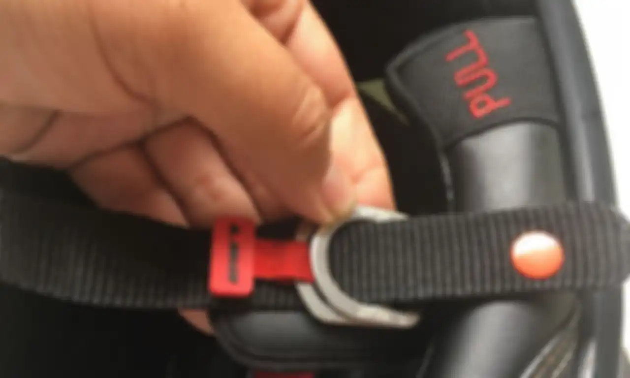Helm berpengunci double D ring