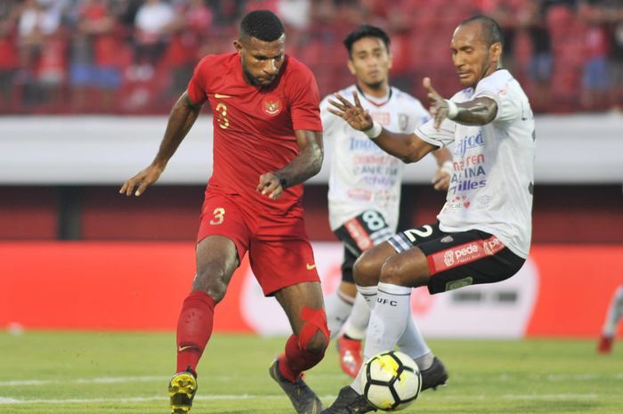 Striker timnas U-23 Indonesia Marinus Wanewar berduel dengan bek Bali United, Leonard Tupahamu, di Stadion Kapten I Wayan Dipta, Gianyar, Minggu (17/3/2019).