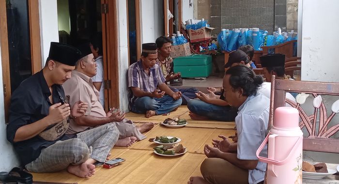 Keluarga dari Almarhum Ayah Ammar Zoni, Suhendri Zoni, menggelar tahlilan di Depok, Jawa Barat pada Selasa (23/1/2024).