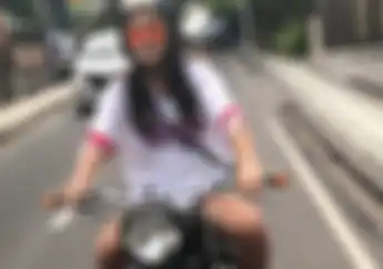 Awas... 5 Kebiasaan Cewek Naik Motor, Nomor 1 dan 5 Sering Banget Nampak di Jalan Raya