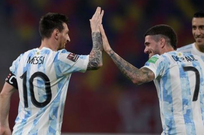 Lionel Messi bersama Rodrigo De Paul bekerja sama menghasilkan gol Argentina ke gawang Ekuador di Copa America 2021.