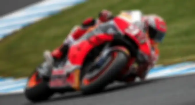 Marc Marquez menikung dari sisi dalam dan menyebabkan Danilo Petrucci terjatuh