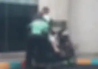 Video Pengojek Online Bantu Penumpangnya yang Kesulitan Turun dari Motor, Salut!
