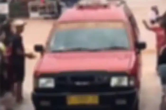 Mobil diesel mampu terjang banjir.