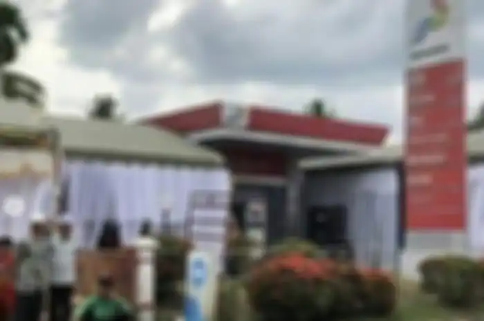 Pom bensin disulap jadi tempat pesta pernikahan di Kalimantan.