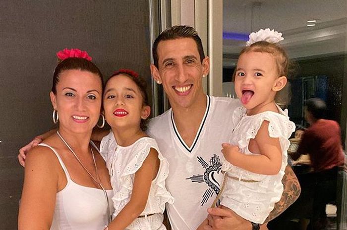 Pemain Paris Saint-Germain (PSG) Angel Di Maria bersama sang istri, Jorgelina Cardoso, dan dua anak mereka.