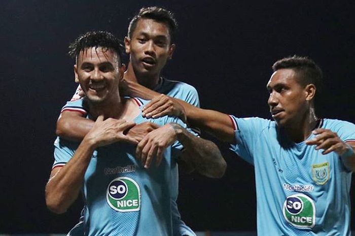 Pemain Persela Lamongan merayakan gol yang dicetak oleh Alex dos Santos Goncalves ke gawang Kalteng Putra pada pekan kedelapan Liga 1 2019.