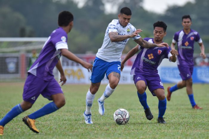 Pemain Persib Bandung, Ciro Alves saat berusaha melakukan serangan ke gawang Renggali Batam Selection dalam laga uji coba yang berlangsung di Lapangan Citra Mas, Batam, Rabu (1/6/2022).