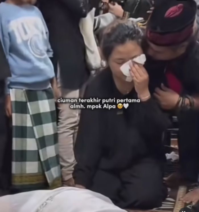 Pilunya ciuman terakhir putri Mpok Alpa pada sang ibu sebelum dimakamkan, netizen ikut mewektak karuan.