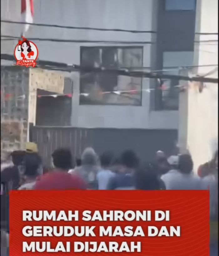 Rumah Ahmad Sahroni di Tanjung Priok digeruduk massa. Pagar rumah rubuh hingga mobil mewah hancur tak karuan.