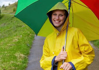 Bau Apeknya Bisa Sampai Menyerap ke Pakaian di Bawahnya, Begini Cara Merawat Jas Hujan Supaya Tetap Awet dan Harum