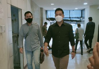 Kenakan Kemeja Biru Dongker, Michael Yokinobu Hadir Wajib Lapor di Polda Metro Jaya