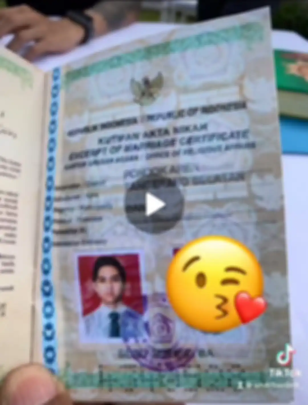 Foto buku nikah diduga Al Ghazali tersebar di media sosial.
