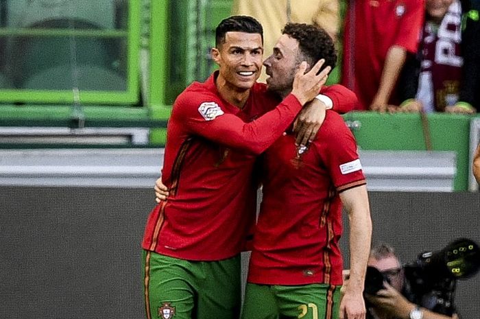 Cristiano Ronaldo merayakan gol Diogo Jota untuk timnas Portugal di laga UEFA Nations League (5/6/2022). Penyerang Liverpool, Jota, meninggal dunia akibat kecelakaan pada Kamis (3/7/2025).