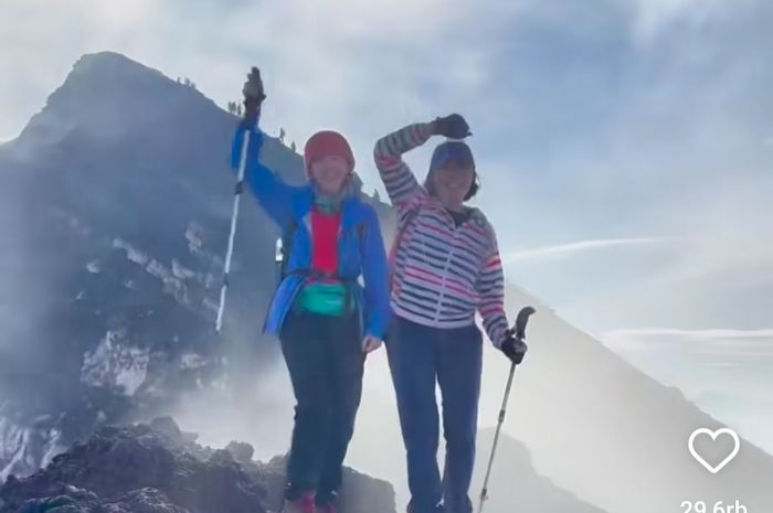 Dua pendaki perempuan asal Indonesia, Lilie Wijayanti dan Elsa Laksono, meninggal dunia usai turun dari puncak Carstensz Pyramid, Papua.