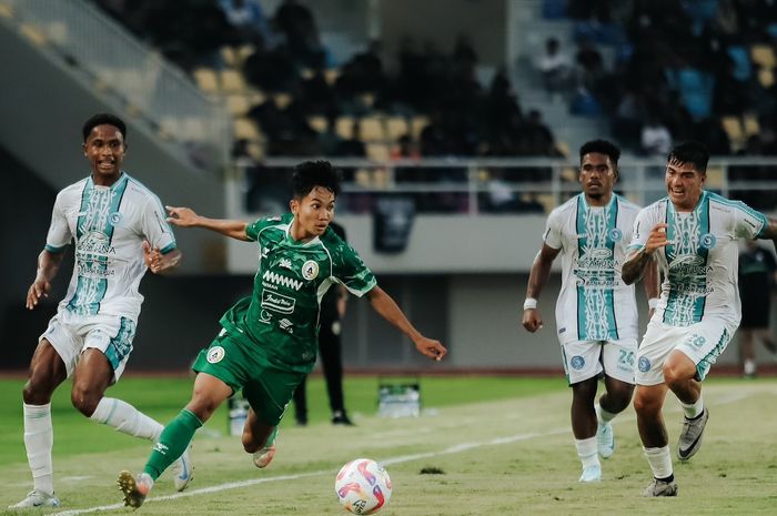 Suasana pertandingan PSS Sleman Vs PSBS Biak pada pekan ke-11 Liga 1 di Stadion Manahan, Solo, Jumat (22/11/2024).