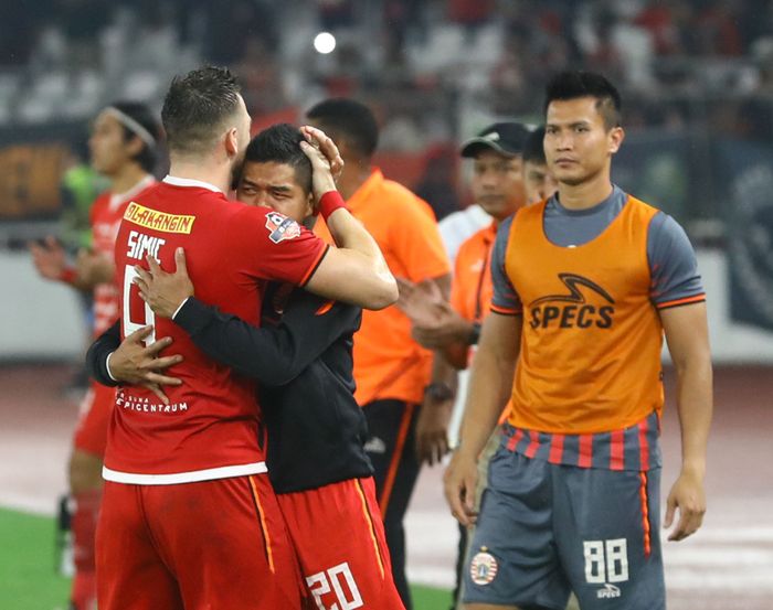 Pemain Persija Jakarta Marko Simic memeluk Bambang Pamungkas di pinggir lapangan dalam laga melawan Persebaya Surabaya di Stadion Utama Gelora Bung Karno, Jakarta, Selasa (17/12/2019). 