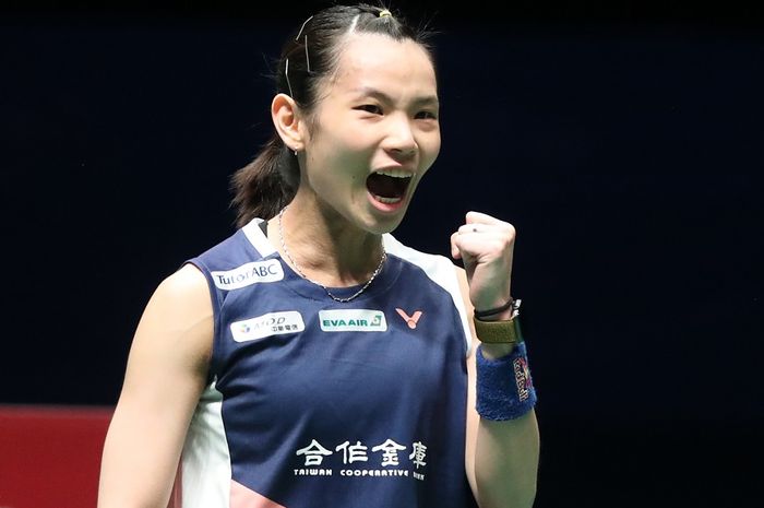 Pebulu tangkis tunggal putri Taiwan, Tai Tzu Ying, melakukan selebrasi seusai memetik poin atas lawannya, Akane Yamaguchi (Jepang), pada laga final Malaysia Open 2019.