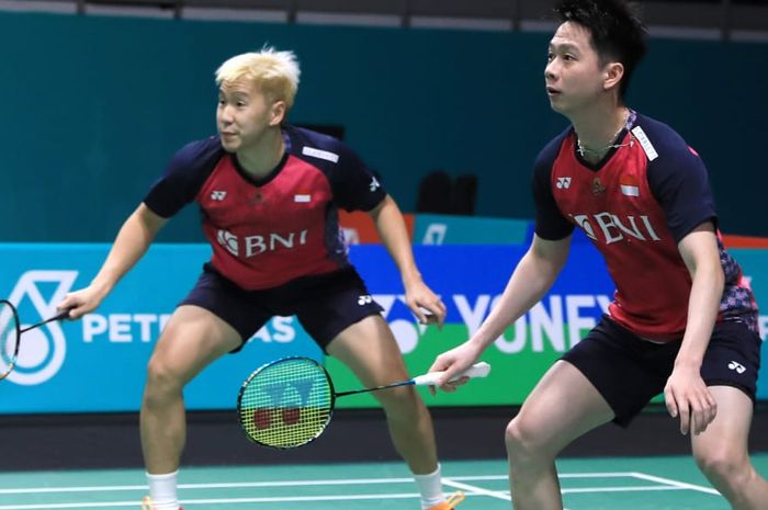 Pasangan ganda putra Indonesia, Marcus Fernaldi Gideon/Kevin Sanjaya Sukamuljo, pada babak pertama Malaysia Open 2023 di Axiata Arena, Kuala Lumpur, Rabu (11/1/2023).