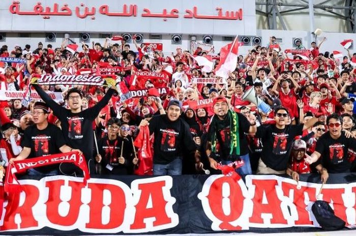 Fans Timnas U-23 Indonesia hadir di stadion untuk mendukung Garuda Muda tampil di ajang Piala Asia U-23 2024.