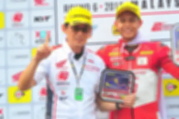 Irfan Ardiansyah rayakan kemenangan pertamanya di ARRC AP250 2019 didampingi Rizky Christanto komandan Astra Honda Racing Team (AHRT)