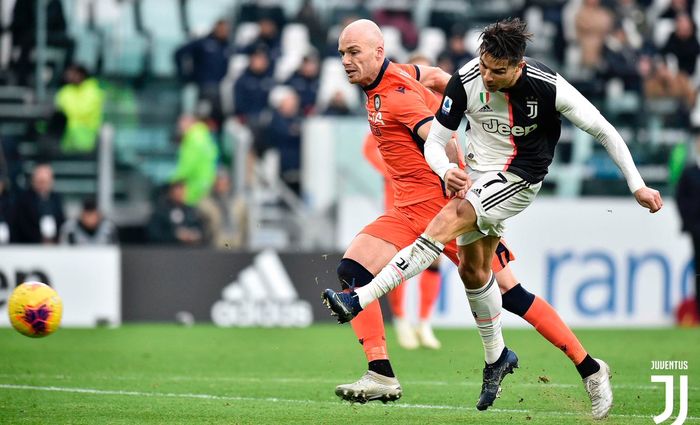 Megabintang Juventus, Cristiano Ronaldo (kanan), beraksi dalam laga Liga Italia melawan Udinese di Stadion Allianz, Minggu (15/12/2019).