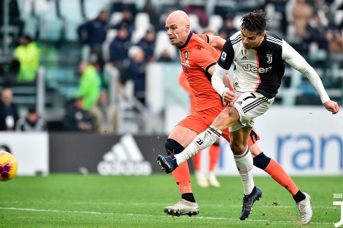 Megabintang Juventus, Cristiano Ronaldo (kanan), beraksi dalam laga Liga Italia melawan Udinese di Stadion Allianz, Minggu (15/12/2019).