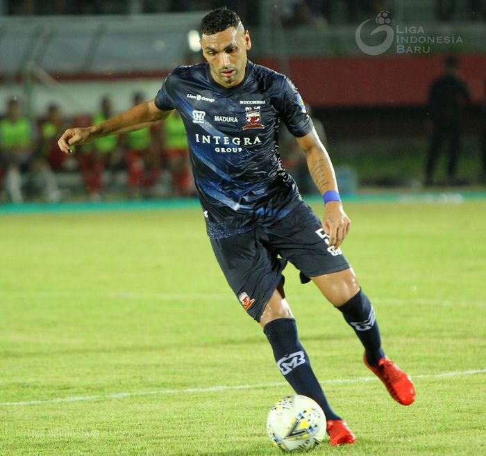 Aksi bek Madura United, Jaimerson Xavier, ketika timnya mengalahkan Kalteng Putra di Stadion Tuah Pahoe, Palangkaraya, Jumat (6/12/2019).