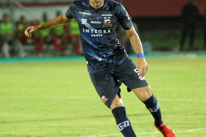 Aksi bek Madura United, Jaimerson Xavier, ketika timnya mengalahkan Kalteng Putra di Stadion Tuah Pahoe, Palangkaraya, Jumat (6/12/2019).