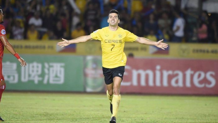 Pemain Ceres Negros, Bienvenido Maranon merayakan gol yang dicetak ke gawang Persija Jakarta, di Stadion Panaad, Bacolod, Rabu (3/4/2019).