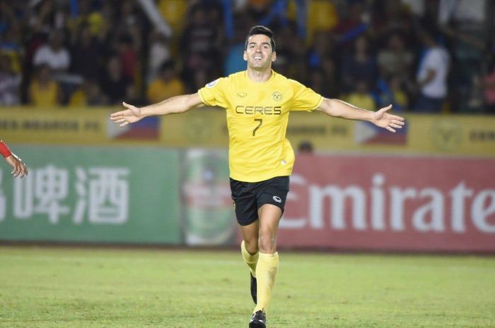 Pemain Ceres Negros, Bienvenido Maranon merayakan gol yang dicetak ke gawang Persija Jakarta, di Stadion Panaad, Bacolod, Rabu (3/4/2019).