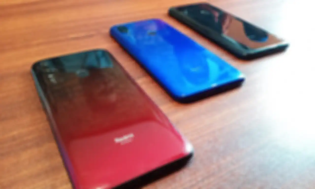 Warna dari Redmi 7 yang terdiri dari Comet Blue, Lunar Red, dan Eclpise Black yang baru diperkenalkan.