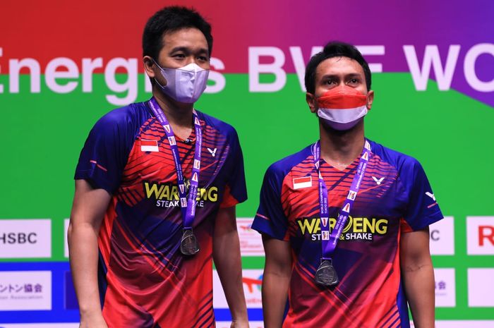 Pasangan ganda putra Indonesia, Mohammad Ahsan/Hendra Setiawan, di podium Kejuaraan Dunia 2022 di Tokyo Metropolitan Gymnasium, Minggu (28/8/2022).