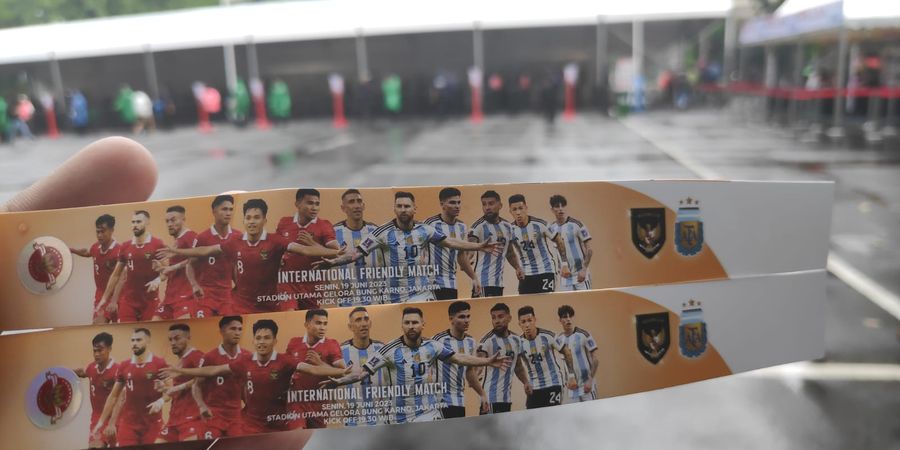 Hujan Tak Surutkan Semangat Suporter untuk Menukar Tiket Timnas Indonesia vs Argentina