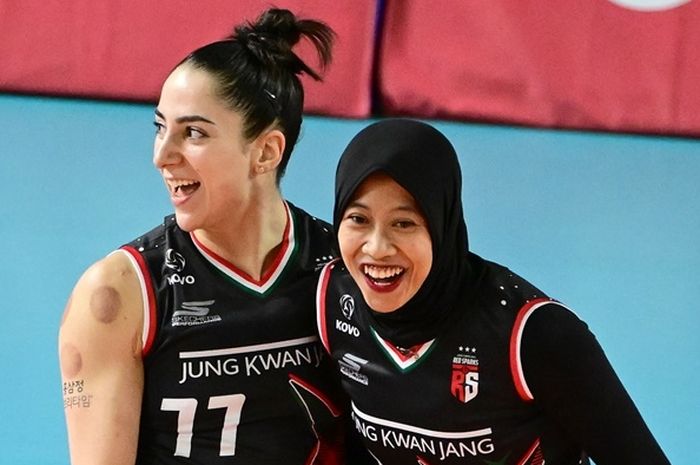 Megawati Hangestri dan Giovanna Milana berselebrasi saat mengamankan poin pada laga kemenanga Daejeon JungKwanJang Red Sparks atas Gimcheon Korea Expressway Hi-Pass pada laga ke-15 Liga Voli Korea 2023-2024 di Chungmu Gymnasium, Daejeon, Korea Selatan, Rabu (13/12/2023).