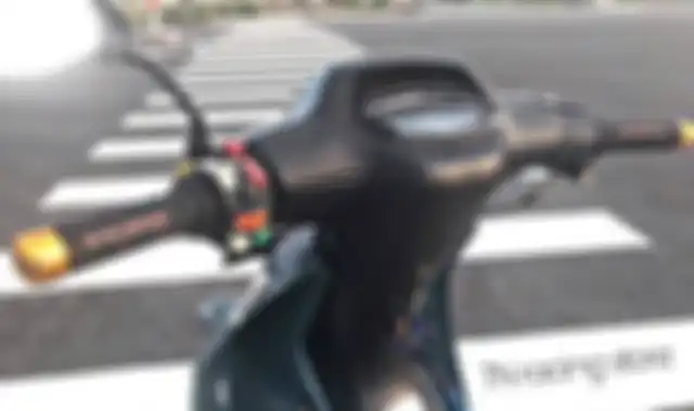 Honda supra ini disematkan sebuah spedometer kepunyaan Kawasaki Z1000 gantikan spedometer bawaan yang kuno.