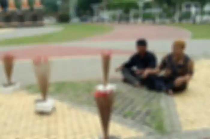 Dua orang dukun supranatural asal Kroyo, Karangmalang, Sragen saat melakukan ritual usir wabah corona di Alun-Alun Sragen, Minggu (29/3/2020)
