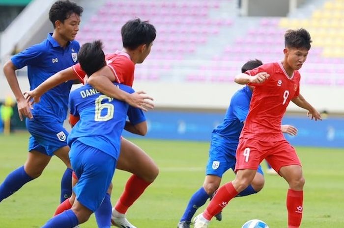 Suasana pertandingan Timnas U-16 Vietnam versus Timnas U-16 Thailand di babak semifinal ASEAN Cup U-16 2024.