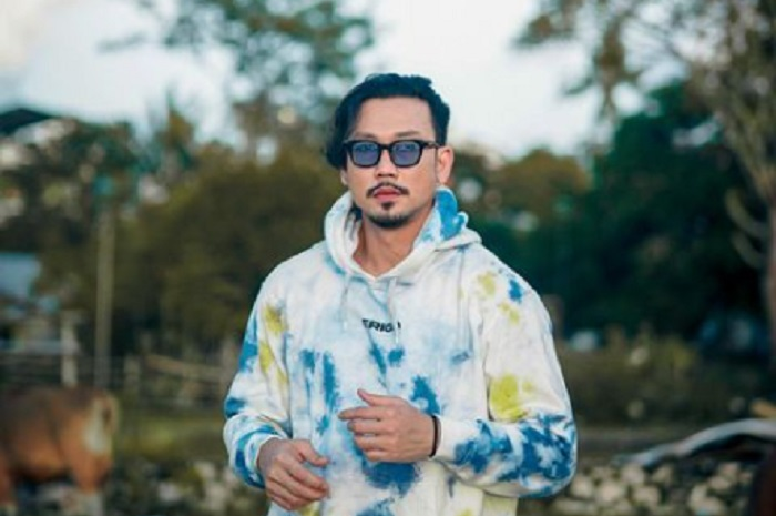 Perlakuan Denny Sumargo kepada istrinya menuai komentar netizen.