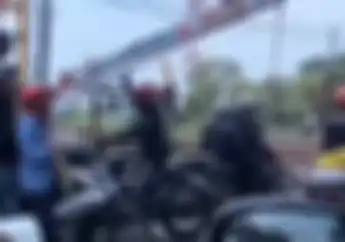 Video Pemotor Nekat Lakukan Hal Ini di Palang Pintu Kereta Api, Nekat Banget!