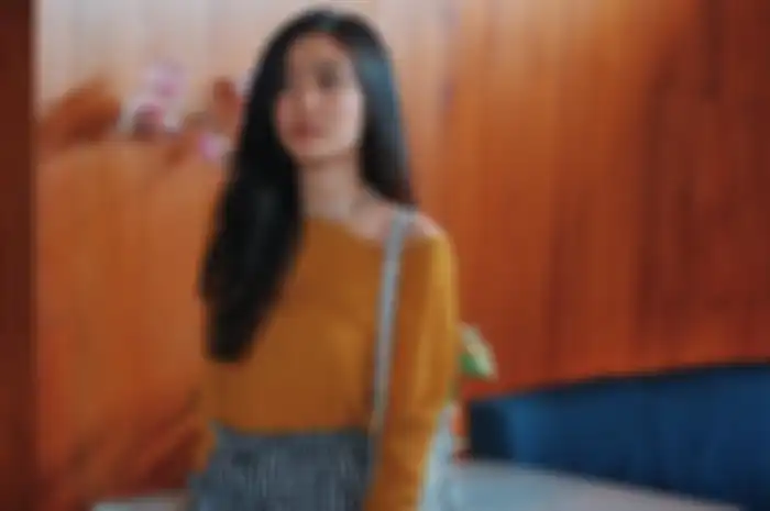Ide Gaya Padu Padan Baju Warna Mustard Kekinian ala Febby Rastanti - Off Shoulder + Ruffle Skirt