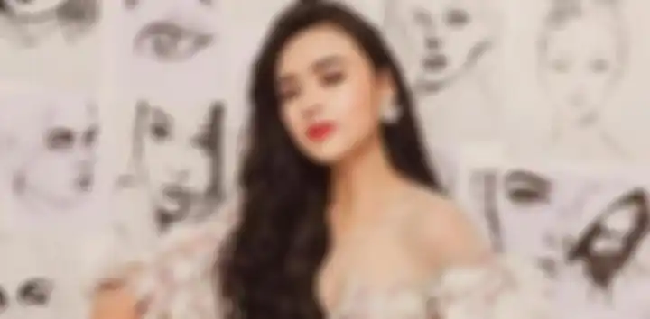 Disebut cantik dari segala sisi, intip anggunnya Amanda Manopo dalam balutan gaun bak bunga mekar. 