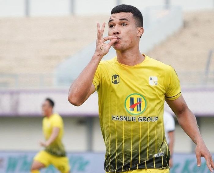 Striker Barito Putera, Gustavo Tocantins mencetak gol kemenangan di laga pamungkas Liga 1 2022-2023 melawan Persita Tangerang (14/4/2023).