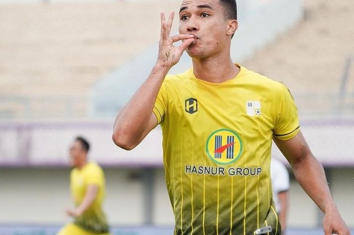 Striker Barito Putera, Gustavo Tocantins mencetak gol kemenangan di laga pamungkas Liga 1 2022-2023 melawan Persita Tangerang (14/4/2023).