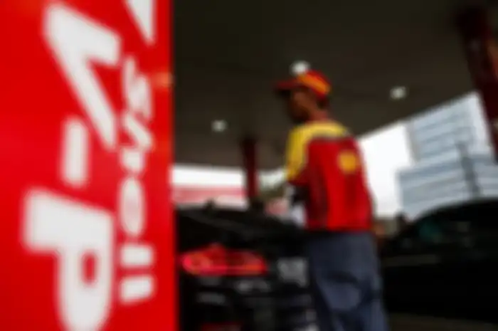Petugas SPBU Shell mengisi bahan bakar minyak (BBM) jenis Shell V-Powerbeberapa waktu lalu.